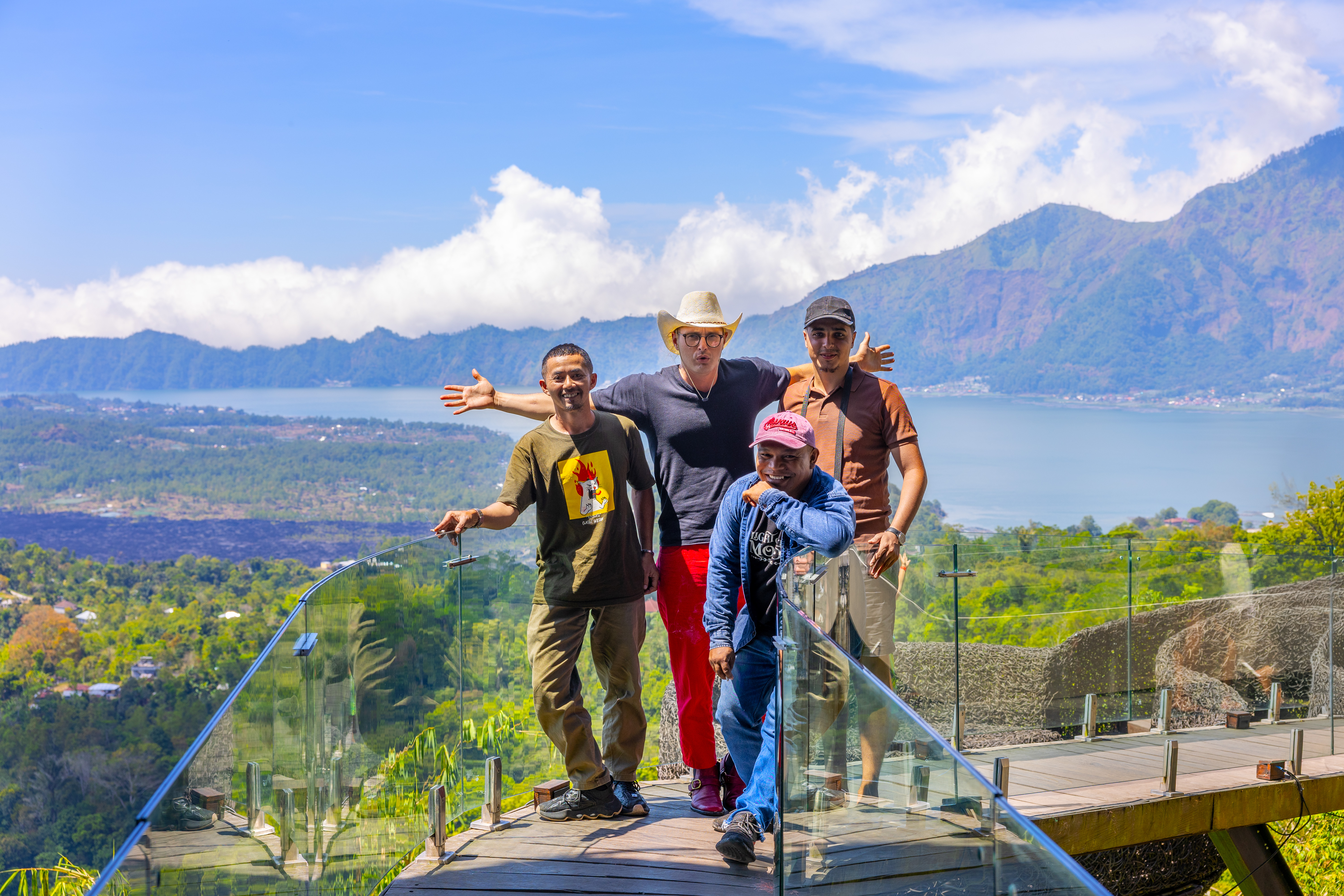 Couple at infinity pool with Mount Batur view, Lunamoon Kintamani